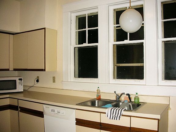 Kitchen has plenty of space