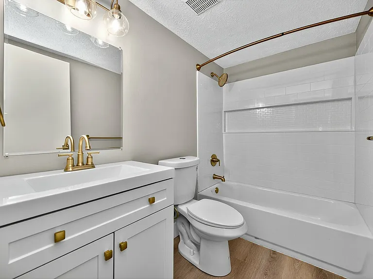 2x1 Renovated Bathroom 2x1 Renovated Bathroom