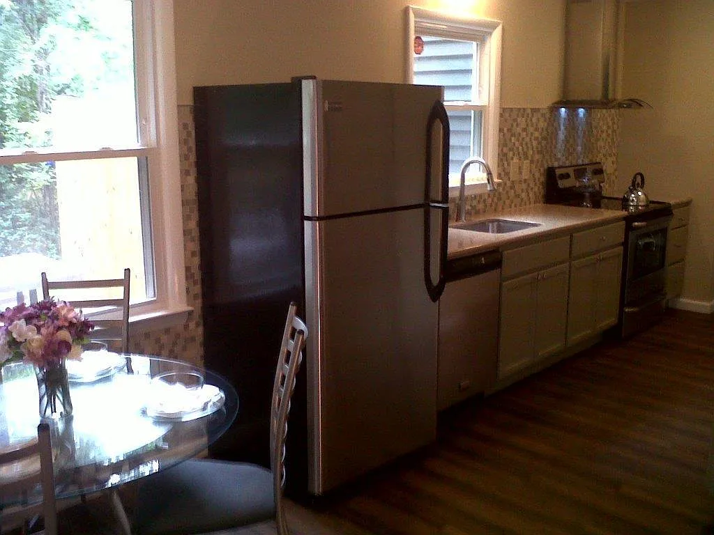 3 bed, 1.5 bath, 1560 sqft, $2,200 — Photo 3