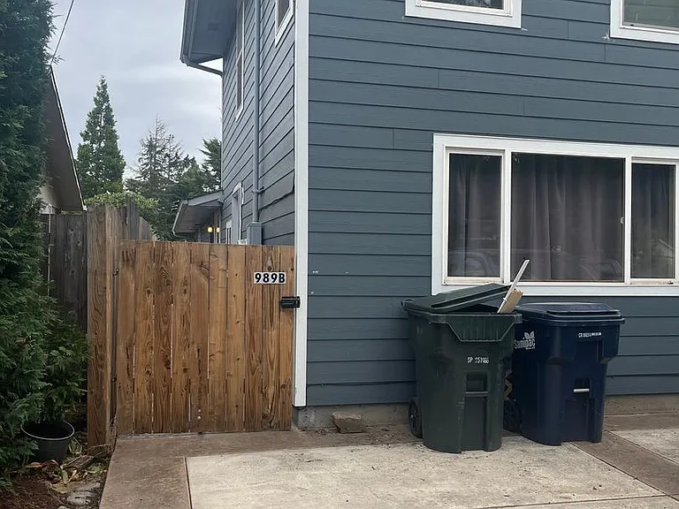 989 1/2 Laurelhurst Dr — Photo 3