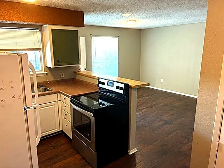 210 N Vanderveer St #7 — Photo 8