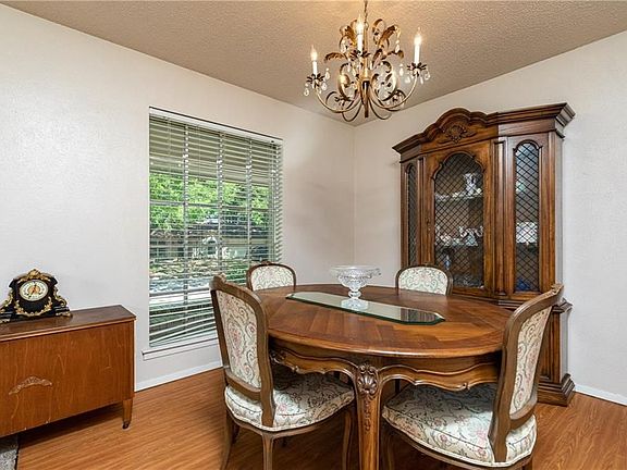 5th image of 811 Vail Dr