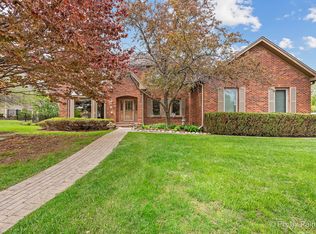 14 Hampton Ct, Algonquin, IL 60102