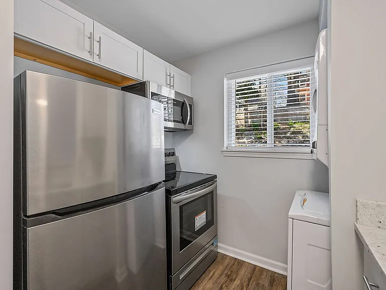 2557 Hackberry St #6 — Photo 7