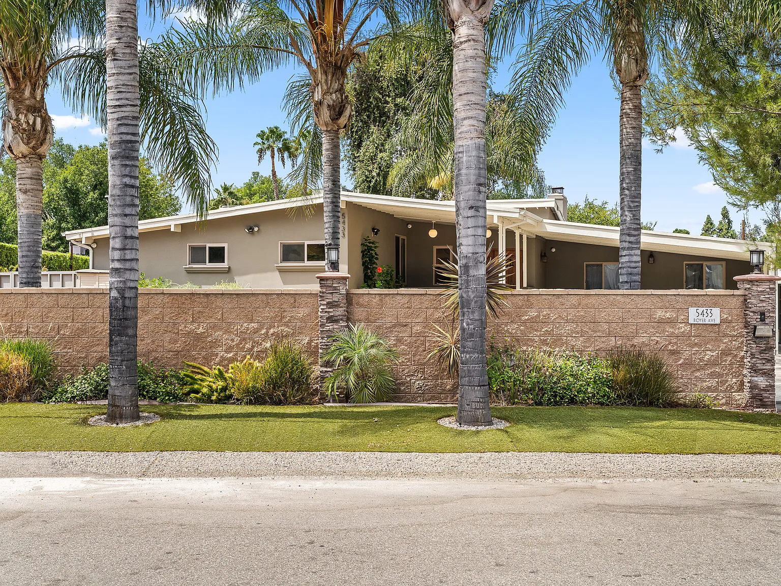 5 bed, 3237 sqft, $8,900 — Photo 3