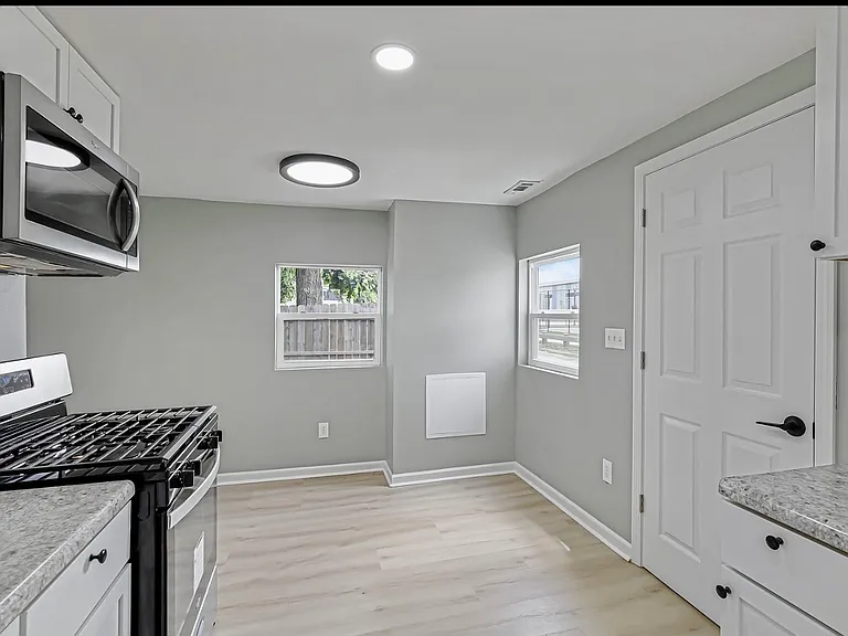 1341 Genessee Ave — Photo 17