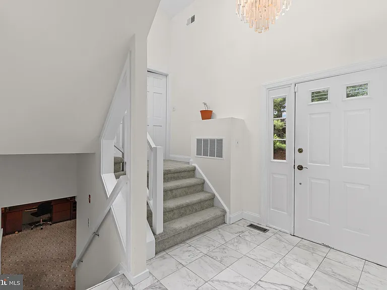 130 Sayre Dr — Photo 7