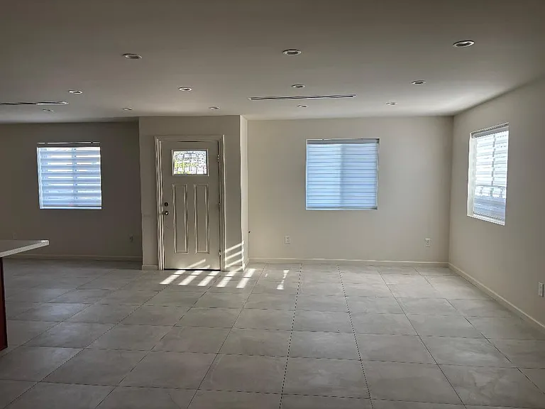 10931 Hayvenhurst Ave — Photo 15