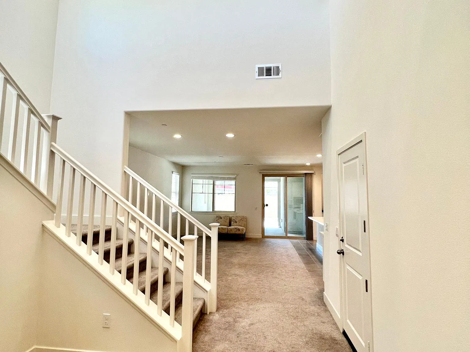 4 bed, 2.5 bath, 2275 sqft, $4,650 — Photo 3