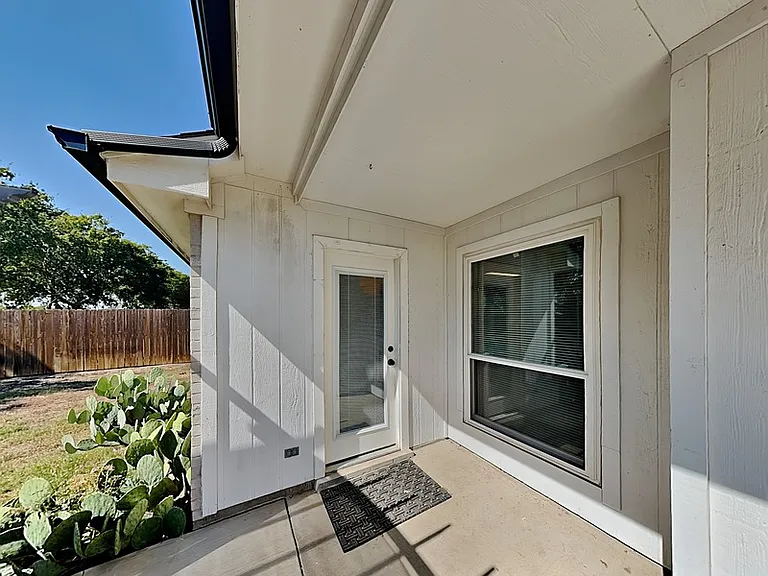 516 E Oak St — Photo 15