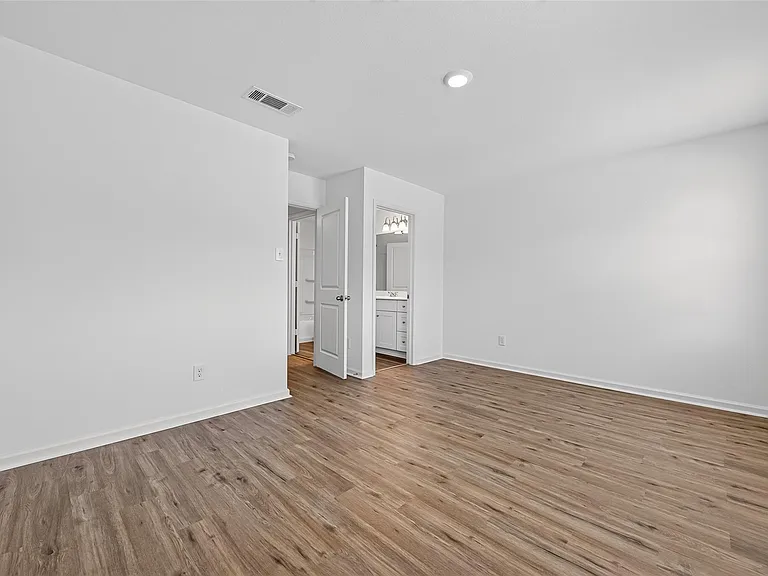 654 Amesbury Rd — Photo 26