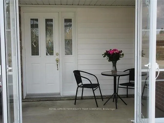 54 Roberts Cres — Photo 5