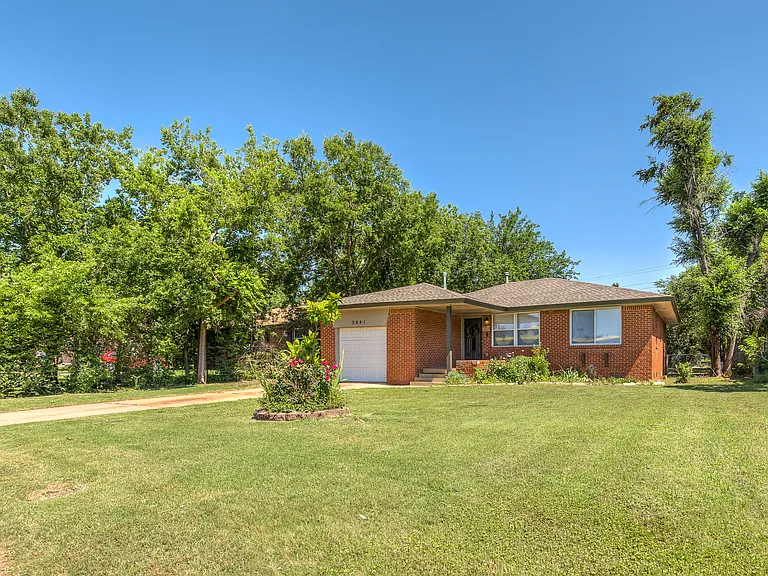 2841 Cambridge Ct — Photo 2