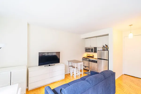 Rented by LEVEN Real Estate | media 10