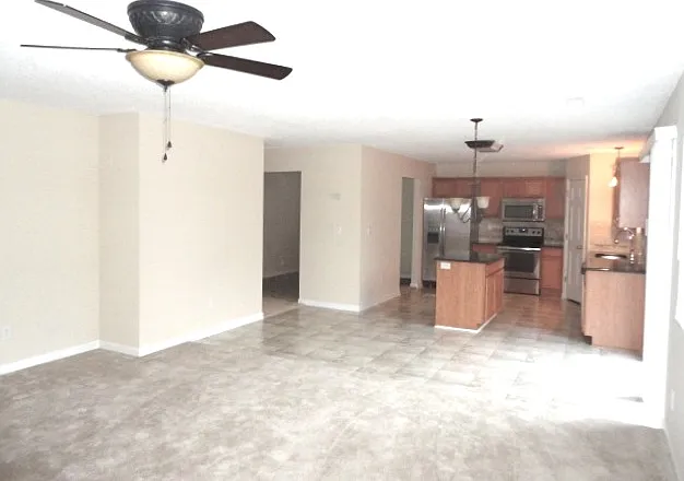4 bed, 2.0 bath, 2288 sqft, $2,210 — Photo 4
