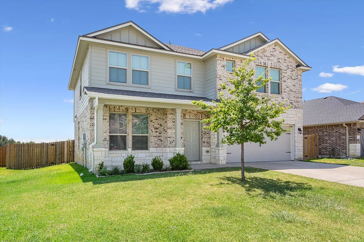 5 bed, 2.5 bath, 2444 sqft, $2,700 — Photo 2