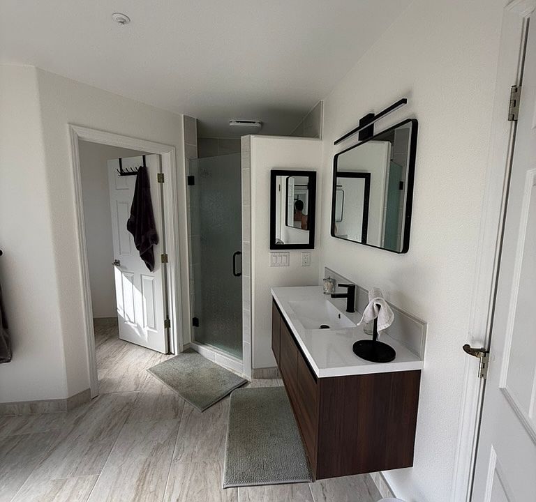 1st image of 136 Cerro Ct #B