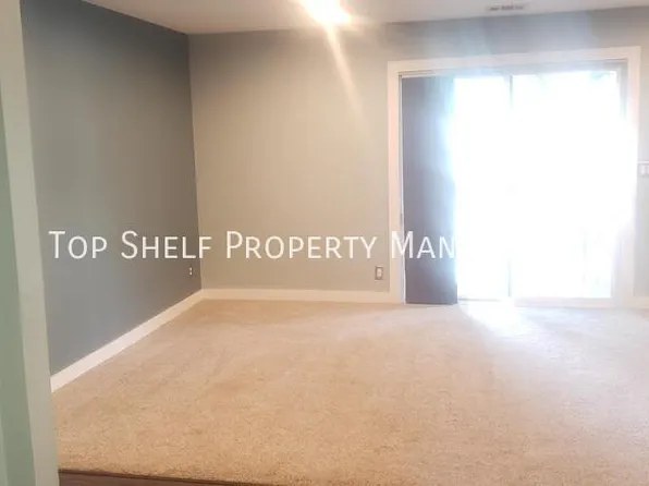 9513 University Ave APT 8, Clive, IA 50325