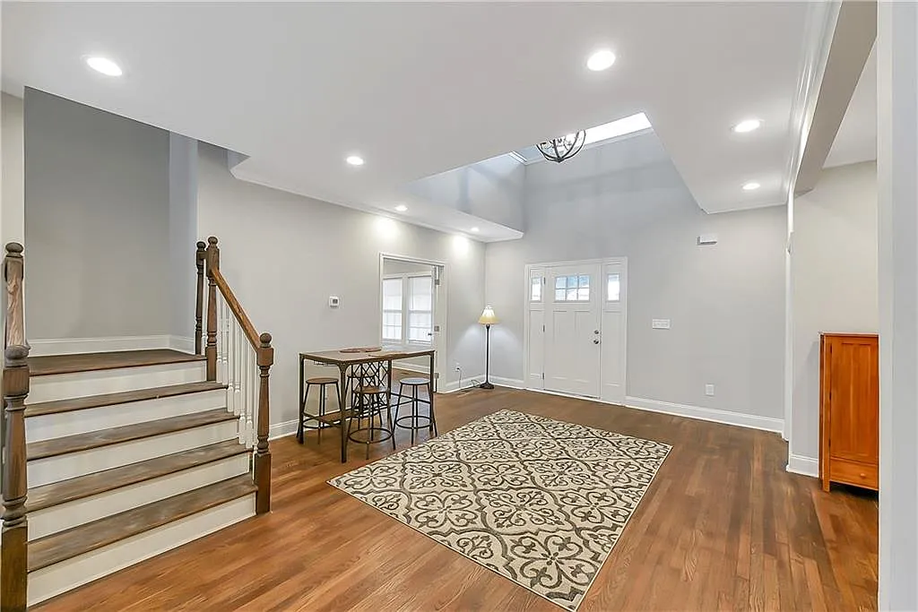 5 bed, 3.0 bath, 3262 sqft, $4,500 — Photo 3