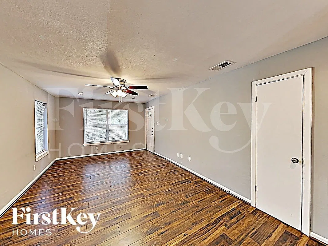 4 bed, 2.0 bath, 1495 sqft, $2,300 — Photo 3