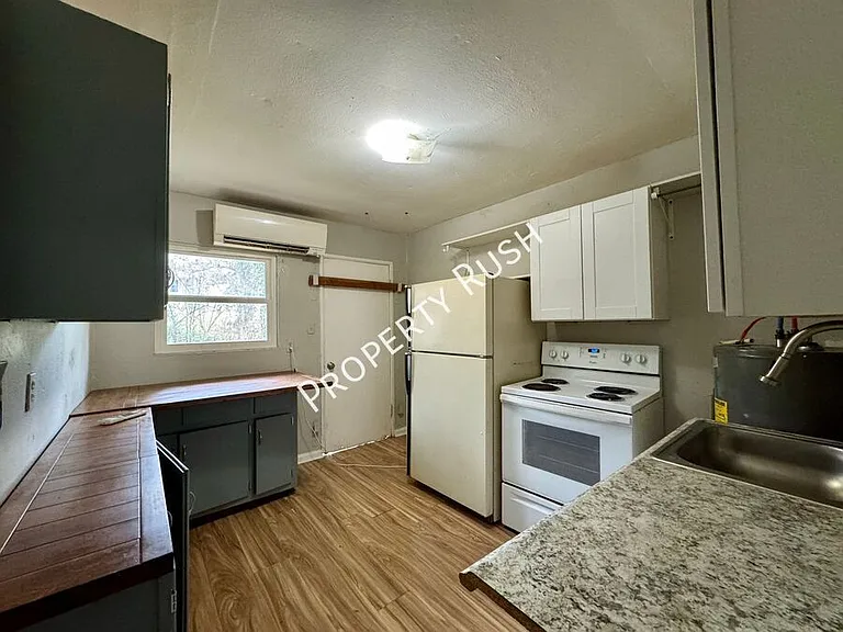 708 W 47th St #A — Photo 5