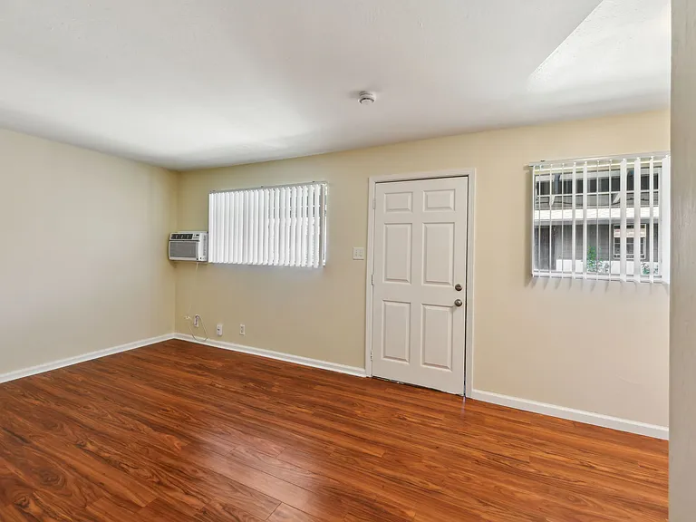 ROCKINGHAM APARTMENTS — Photo 26