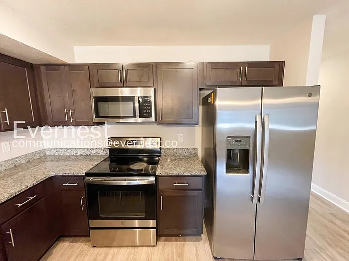 3 bed, 3.0 bath, 1400 sqft, $1,345 — Photo 3