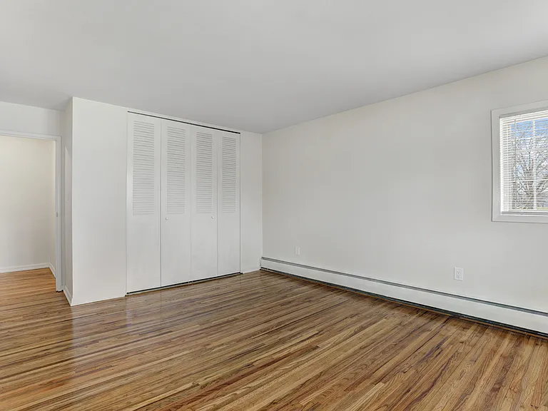 Versailles Apartments — Photo 8