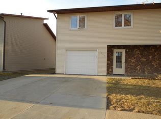 1040 Adobe Trl, Mandan, ND 58554
