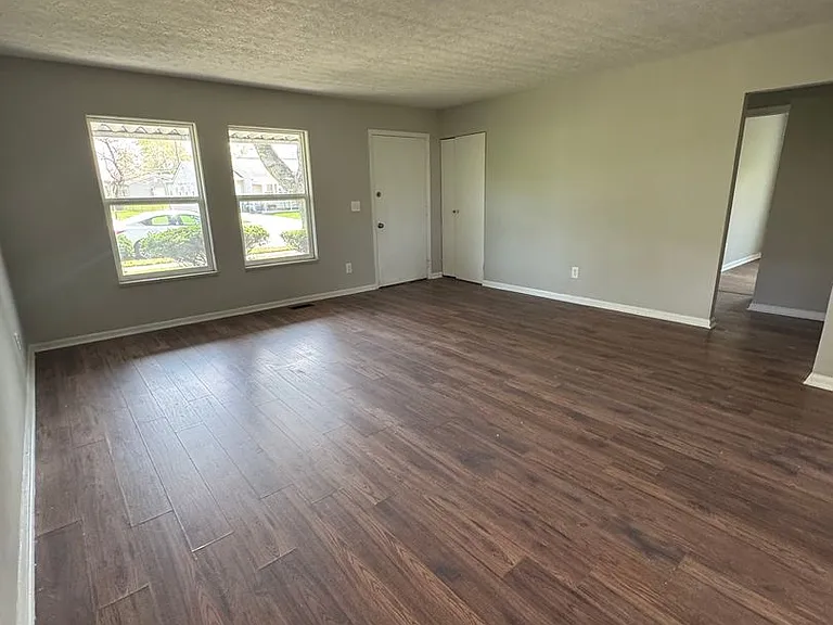 115 Grant Cir — Photo 2