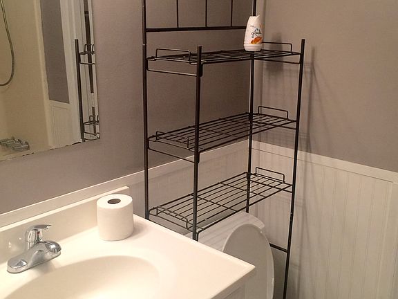 Full Bath w/ tub & shower