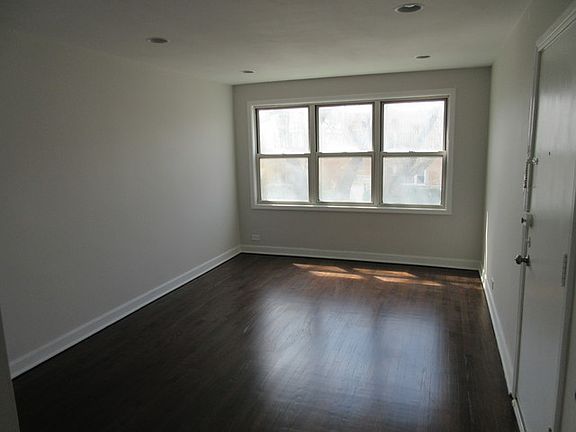 4th image of 2846 W Summerdale Ave