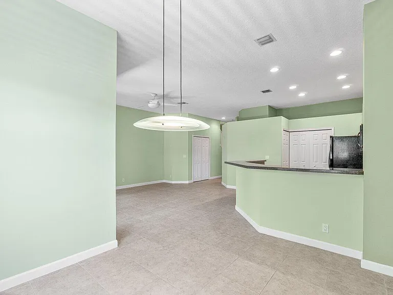 526 Commons Dr — Photo 11