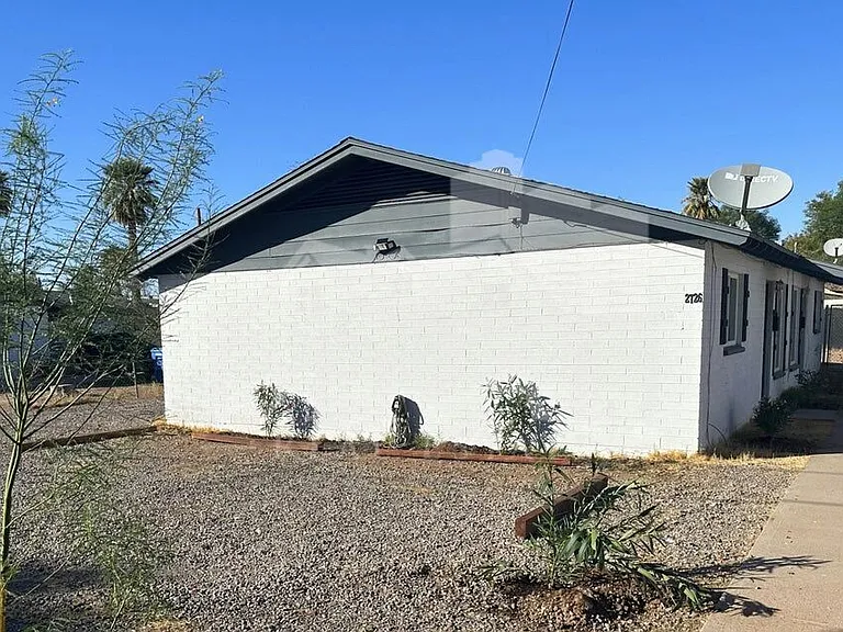 2726 E Willetta St — Photo 12