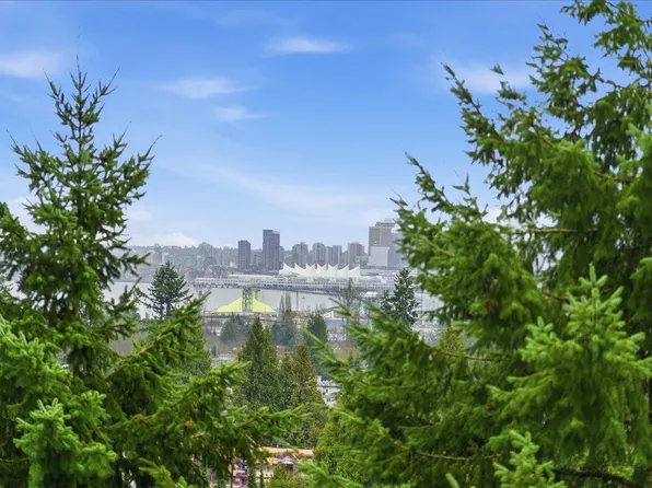 2004 Fullerton Ave #1301, North Vancouver, BC V7P 3G8
