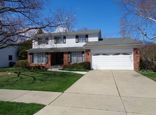 856 Hollywood Ave, Grosse Pointe Woods, MI 48236