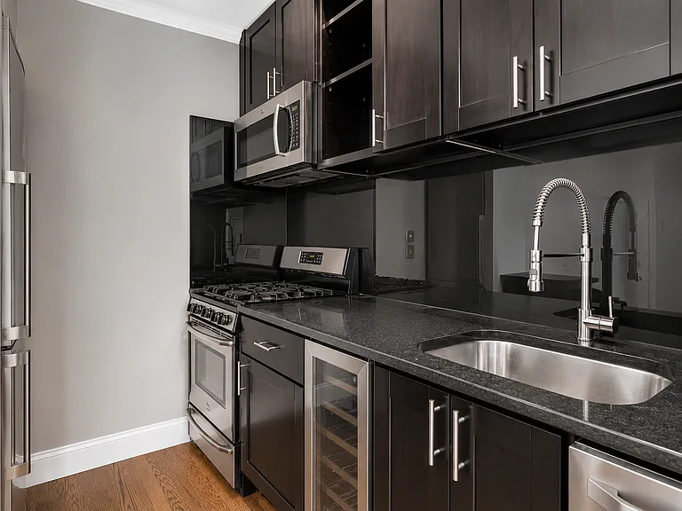 438 W 52nd St #10D — Photo 4