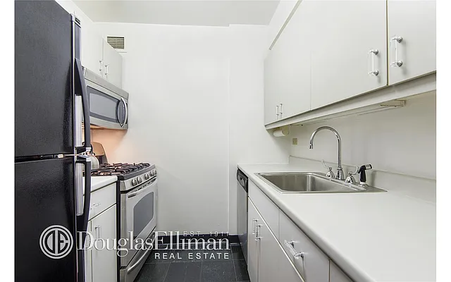 Rented by Douglas Elliman | media 20