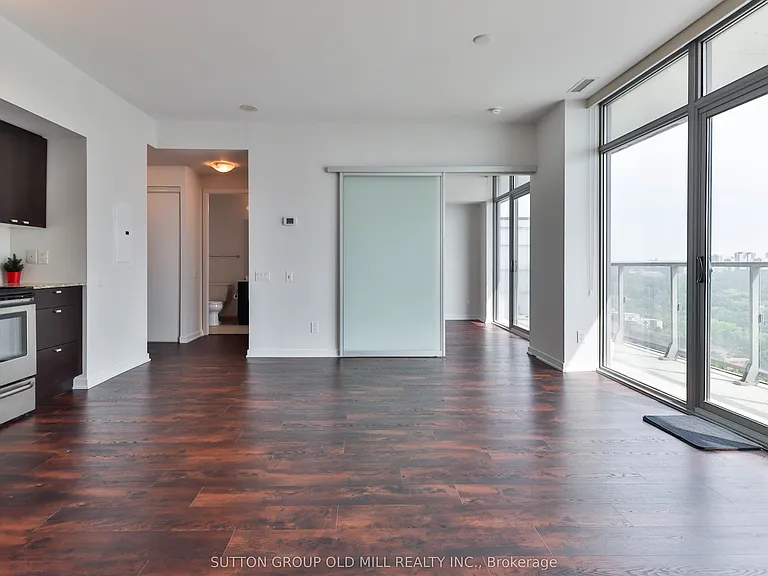 105 The Queensway #2516 — Photo 7