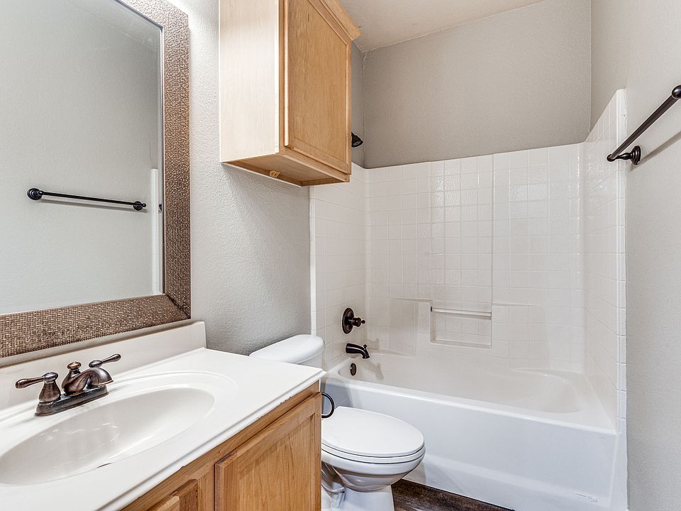 2702 Merida | Duplex a few blocks from TCU | Bathroom 2