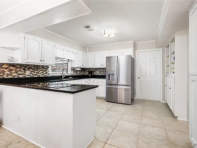 4 bed, 2.5 bath, 2568 sqft, $3,200 — Photo 4