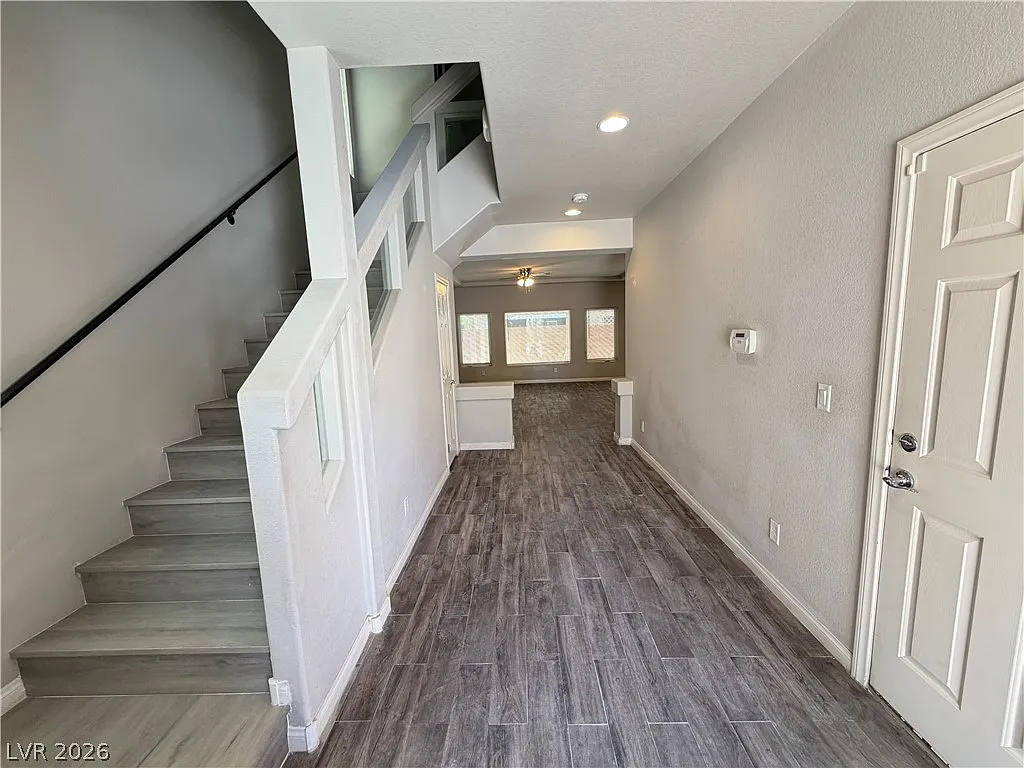 4 bed, 3.5 bath, 2644 sqft, $2,500 — Photo 2