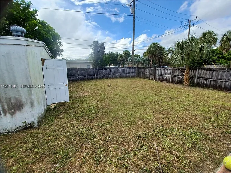 1701 SW 70th Ave — Photo 2