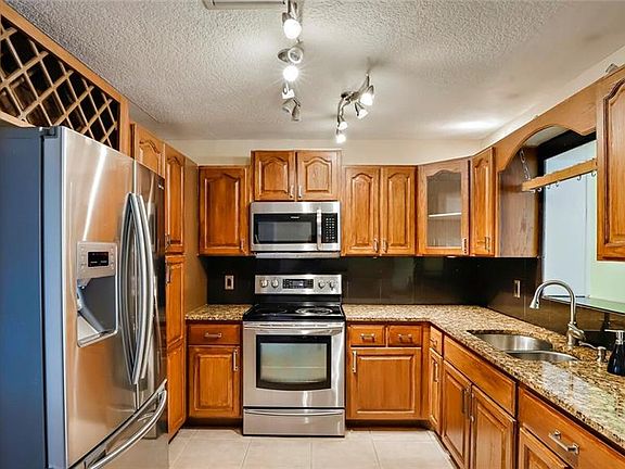 3rd image of 2554 Cordova Way S