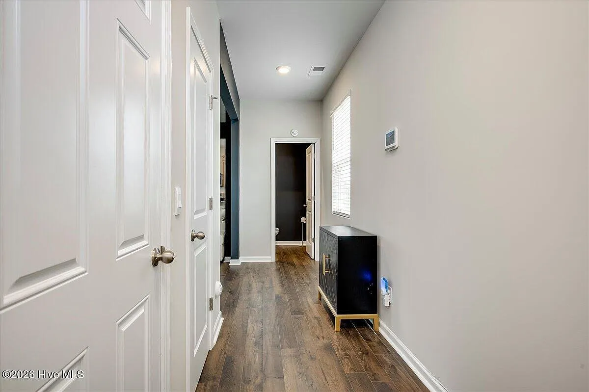 4 bed, 2.5 bath, 4040 sqft, $2,350 — Photo 2