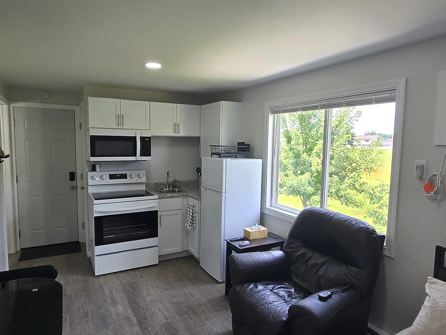 1450 Edgewood Dr — Photo 1