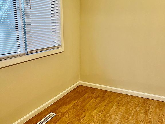 4th image of 17 Wayside Ct