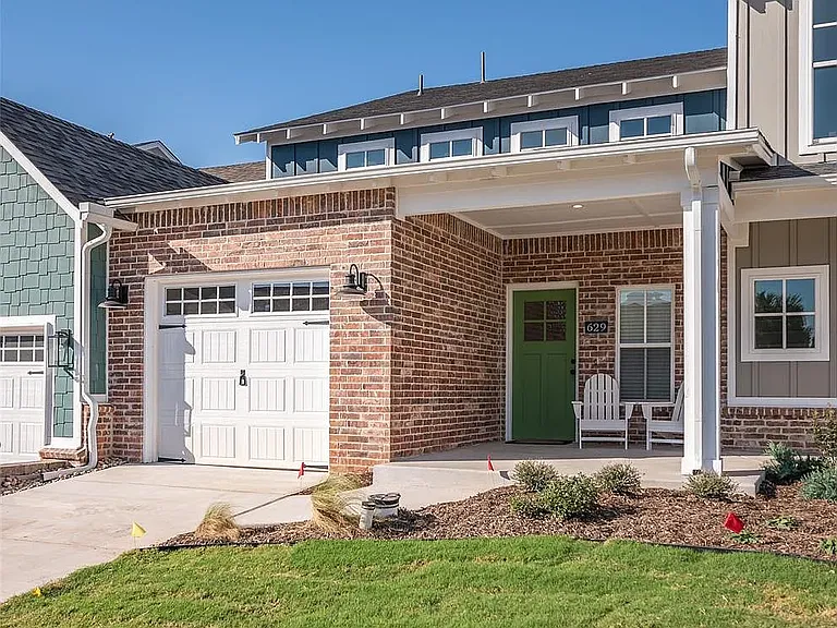 629 Harbor Town Dr — Photo 1