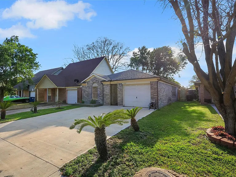 1117 Willersley Ln — Photo 2