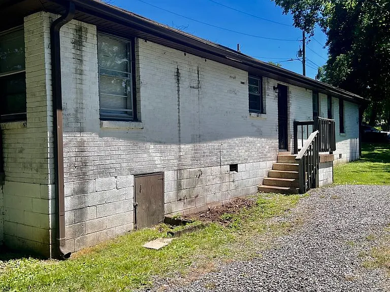 1208 Chester Ave — Photo 12